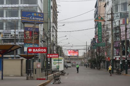 Algunas calles de Lima lucen desiertas por la estricta cuarentena que vive el país, que de todos modos no puede evitar la hemorragia de casos