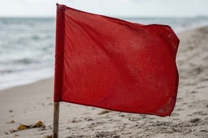 Las autoridades de salud emitieron una alerta e instaron a residentes y turistas a evitar el contacto con el agua de mar debido a la detección de niveles peligrosos de bacterias contaminantes