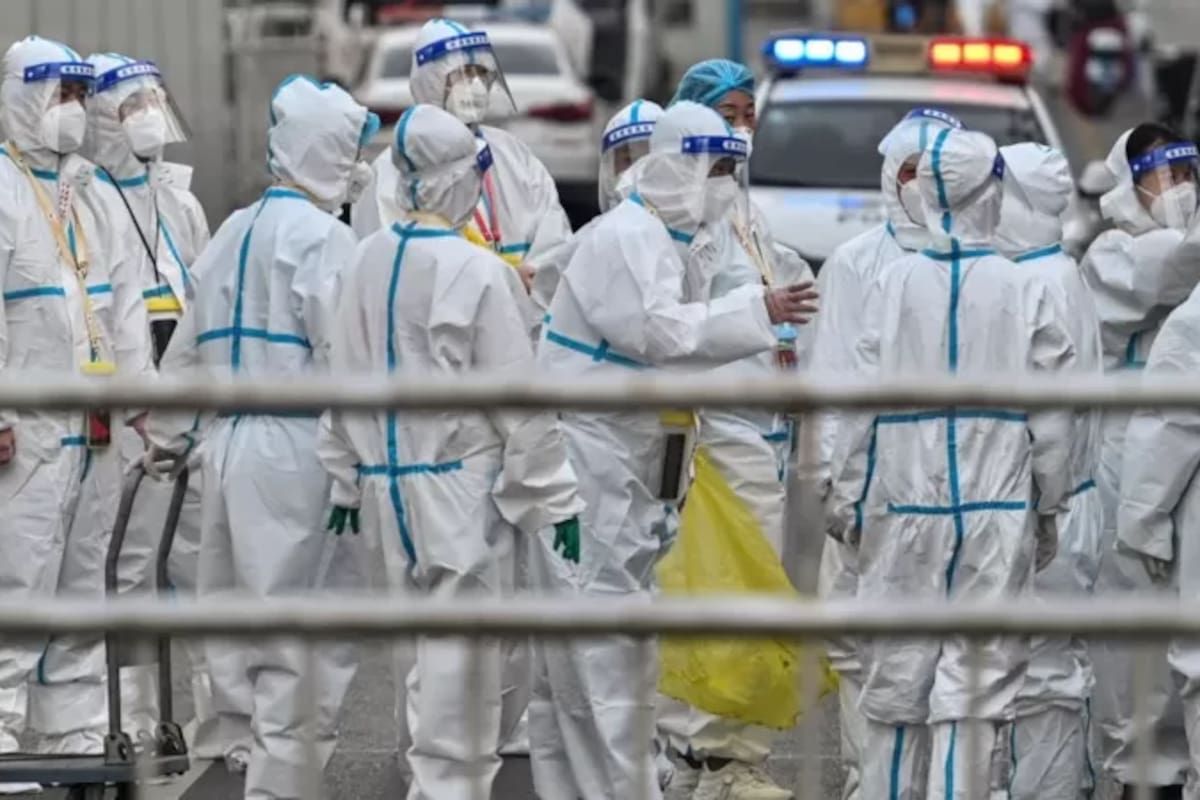 Las autoridades de Shanghái han desplegado personal sanitario para disminuir el contagio