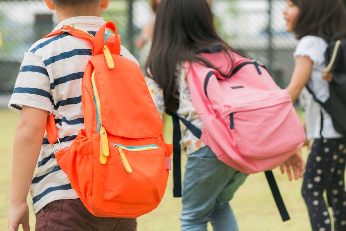 Las autoridades de Texas advierten que las fotos del primer día escolar pueden revelar información personal peligrosa para los menores