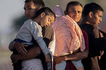 Las autoridades de Texas buscan medidas para deportar a los inmigrantes