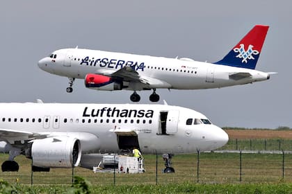 Las autoridades del aeropuerto Nikola Tesla, en Belgrado, responden a una posible amenaza de bomba a un avión Airbus A320 de Lufthansa