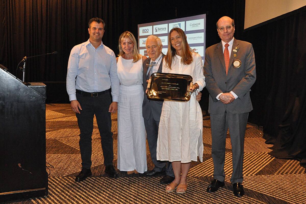 Las autoridades del Rotary Club y un reconocimiento al trabajo de la Fundación Esteban Bullrich; recibió el galardón María Eugenia Sequeiros, esposa del exfuncionario de Pro