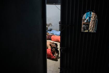 Las autoridades detienen a un grupo de hombres durante una redada policial en un suburbio de Guayaquil, Ecuador, el 30 de mayo de 2023.