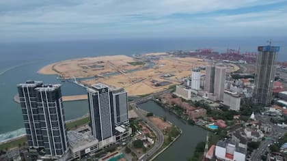 Las autoridades dicen que la ciudad que se está construyendo en la arena será rival de otros centros financieros como Dubái, Singapur o Hong Kong.
