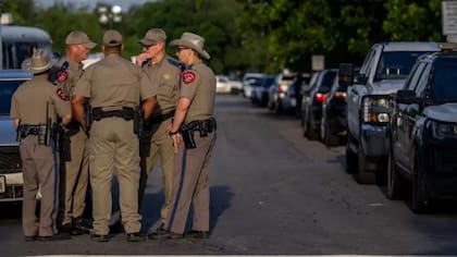 Las autoridades dicen que la policía estaba "equivocada" al pensar que la situación había cambiado de un tirador activo a un sujeto atrincherado