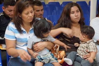 Las autoridades dicen que no separan a los padres de niños menores de cinco años