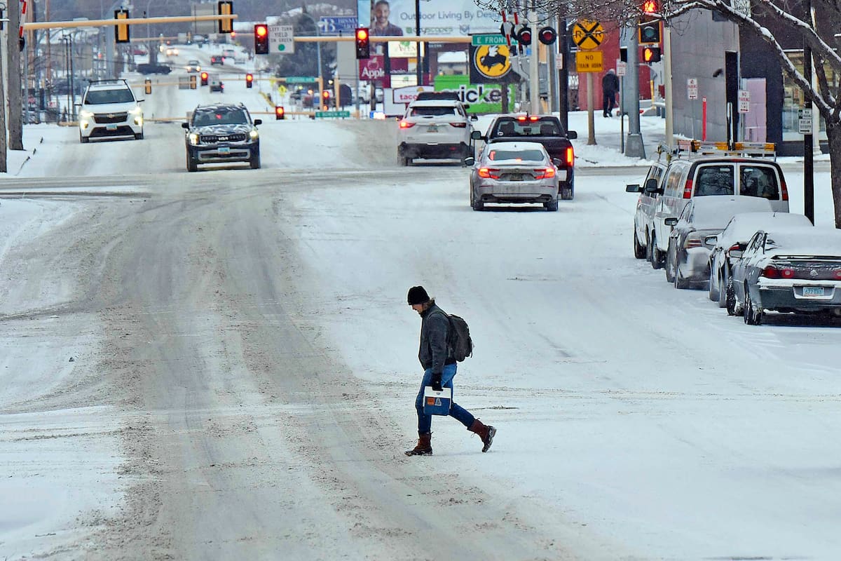 Las autoridades diseñaron esta norma para mantener las calles libres para que tanto los vehículos de emergencia como los quitanieves puedan desarrollar su labor sin problemas (Archivo) (Tom Stromme/The Bismarck Tribune via AP)