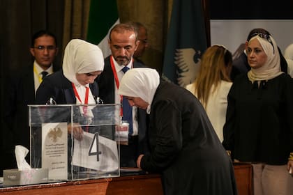 Las autoridades electorales sirias cuentan los votos en la Bibliotaca Nacional, en Damasco Moawia Atrash/dpa