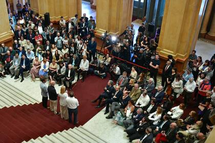 Las autoridades en el foyer