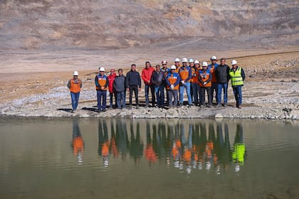 Las autoridades, en el lugar en que se encontraba la montaña de rocas