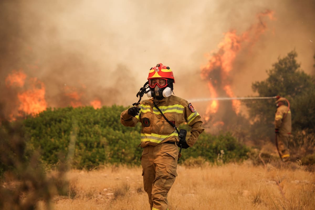 Las autoridades en el oeste de Estados Unidos emitieron alertas de salida inmediata ante la expansión de incendios forestales en California y Nevada