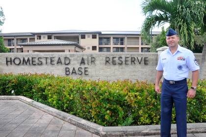 Las autoridades evalúan instalar campamentos en las inmediaciones de la base aérea de Homestead para aliviar la crisis en los centros de detención del sur de Florida