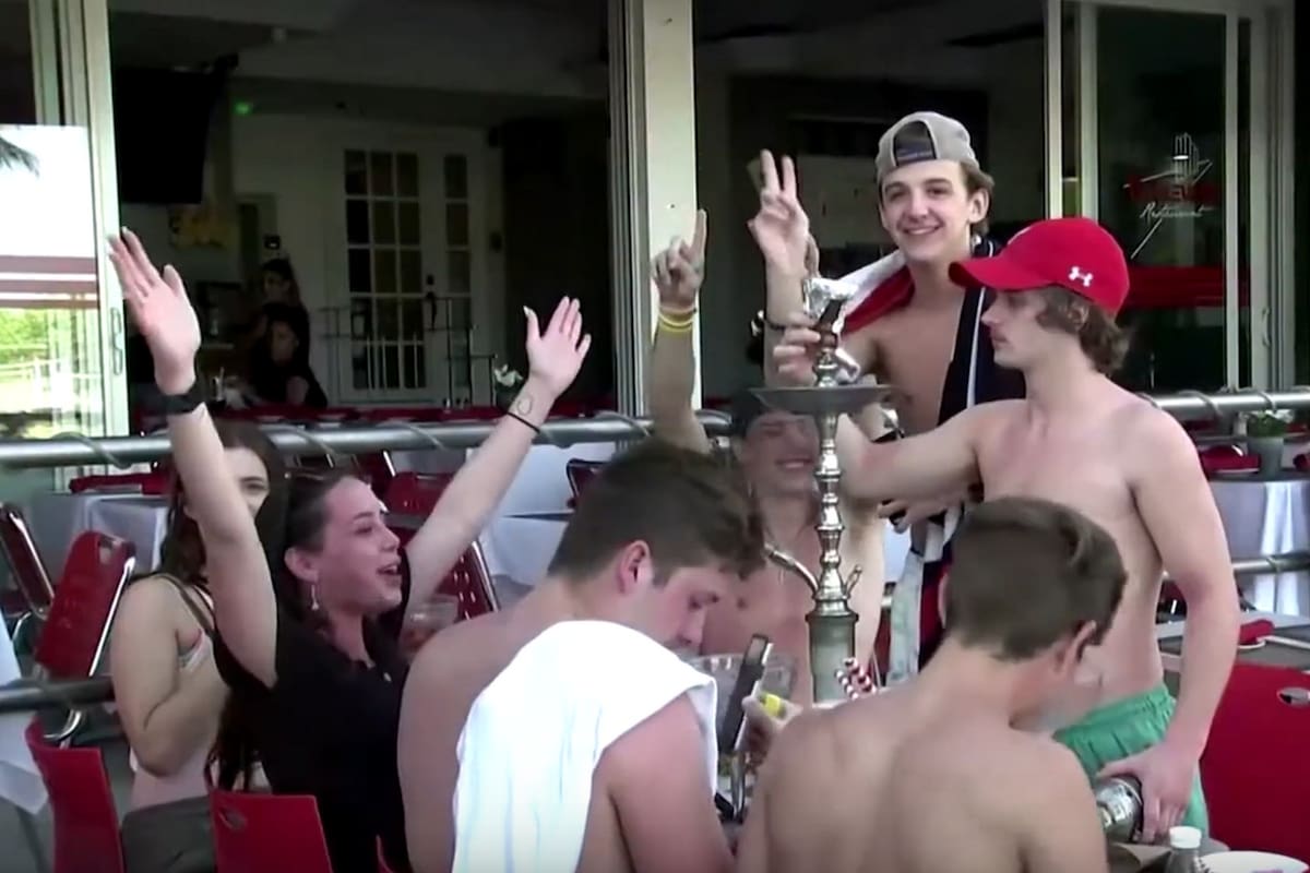 Las autoridades evalúan multas y arrestos, pero eso no impide que los jóvenes universitarios sigan en las calles de Miami y otras localidades del estado de Florida, Estados Unidos