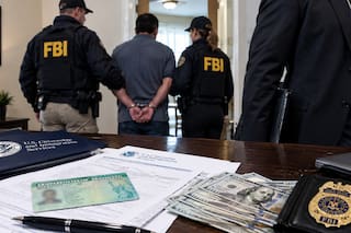 Era oficial del Uscis y fue arrestado por el cobro de green cards y ciudadanías