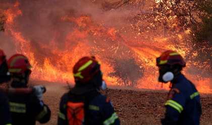 Las autoridades griegas combaten múltiples focos de incendios forestales en el país (Foto Kathimeriní)