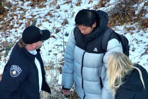 Las autoridades hablan con Kai Zhuang cerca del sitio donde fue encontrado en las montañas de Brigham City, Utah
