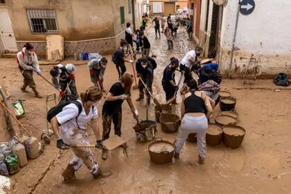 Las autoridades han pedido a vecinos y voluntarios usar protección para limpiar las calles