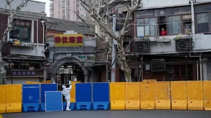 Las autoridades instalaron barreras de división en la ciudad para controlar los confinamientos