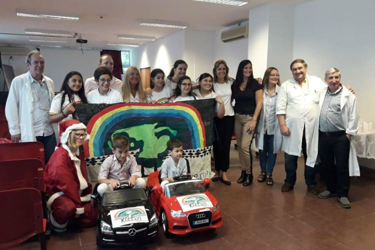Las autoridades junto a los autitos donados