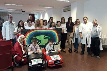 Las autoridades junto a los autitos donados