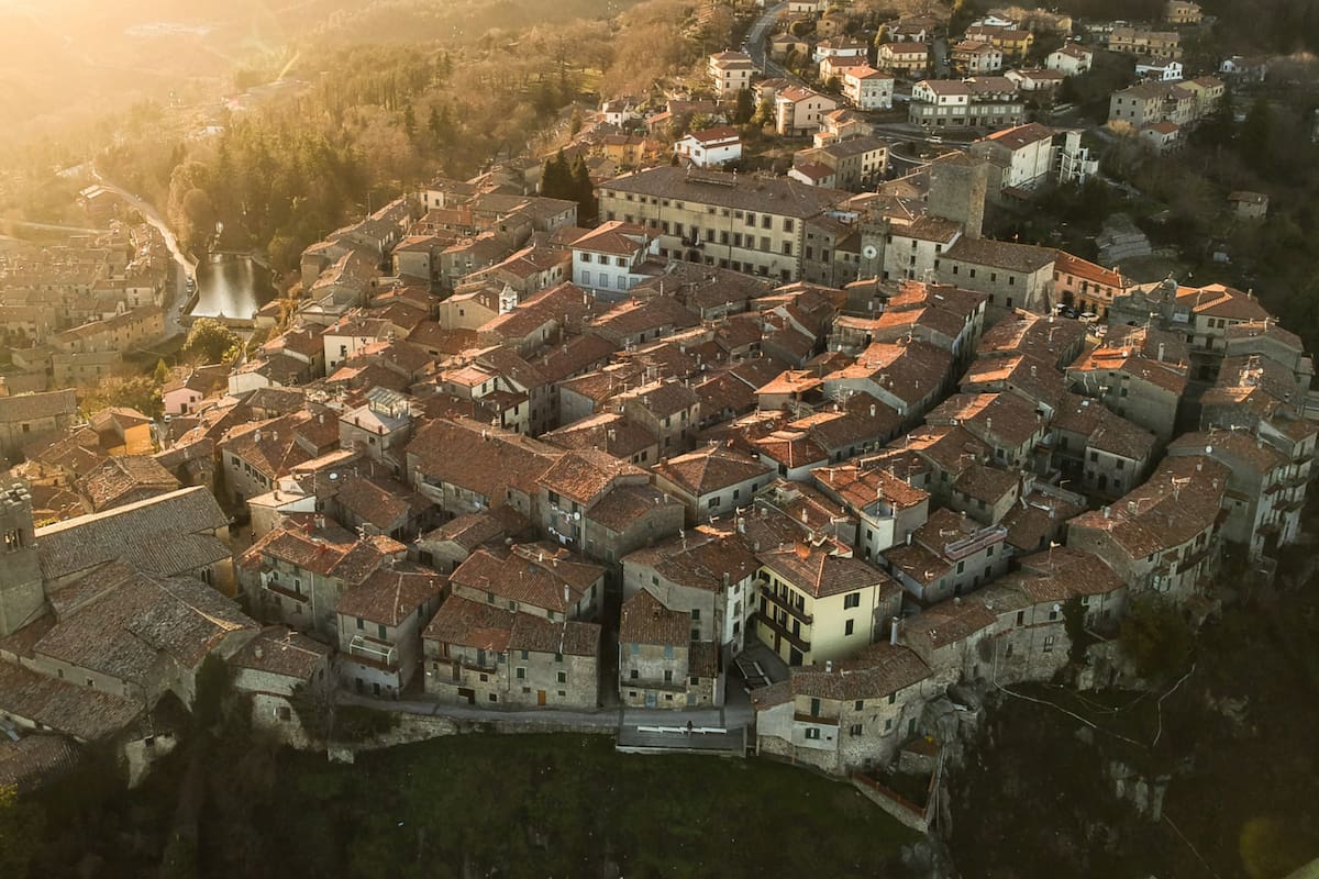 Las autoridades locales esperan incentivar el arribo de nuevos migrantes (Imagen aérea de Santa Fiora)