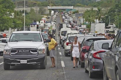 Las autoridades locales y aerolíneas comenzarán con la evacuación de turistas en las próximas horas