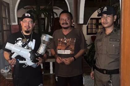 Las autoridades localizaron a Angkhan Vorac Chhieng (izquierda) en un hotel turístico
