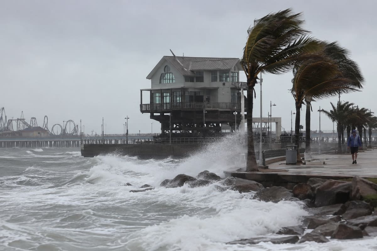 Las autoridades mantienen activas diversas advertencias meteorológicas en el litoral de Texas ante el avance de la tormenta tropical Bertha y las condiciones marítimas adversas