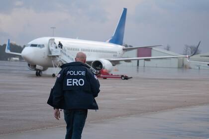 Las autoridades migratorias estadounidenses poseen facultades legales para iniciar procesos de remoción contra extranjeros que incurran en violaciones específicas