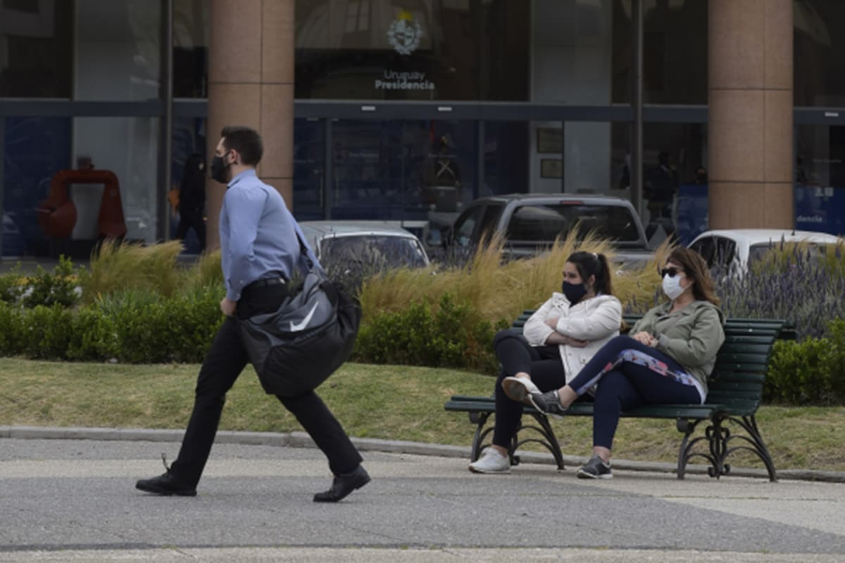 Las autoridades no descartan restricciones ante el aumento de casos en Uruguay