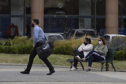 Las autoridades no descartan restricciones ante el aumento de casos en Uruguay
