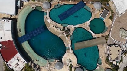 Las autoridades ordenaron colocar unas mallas que den sombra a los delfines, pero según Pinto son insuficientes