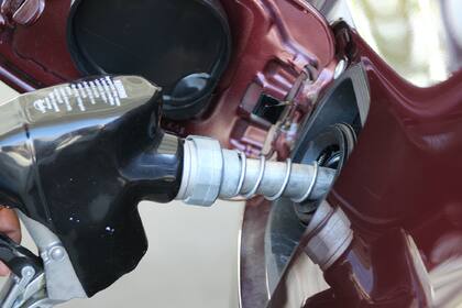 Las autoridades previnieron a la población sobre la venta de gasolina posiblemente dañina para los automóviles (Imagen ilustrativa)