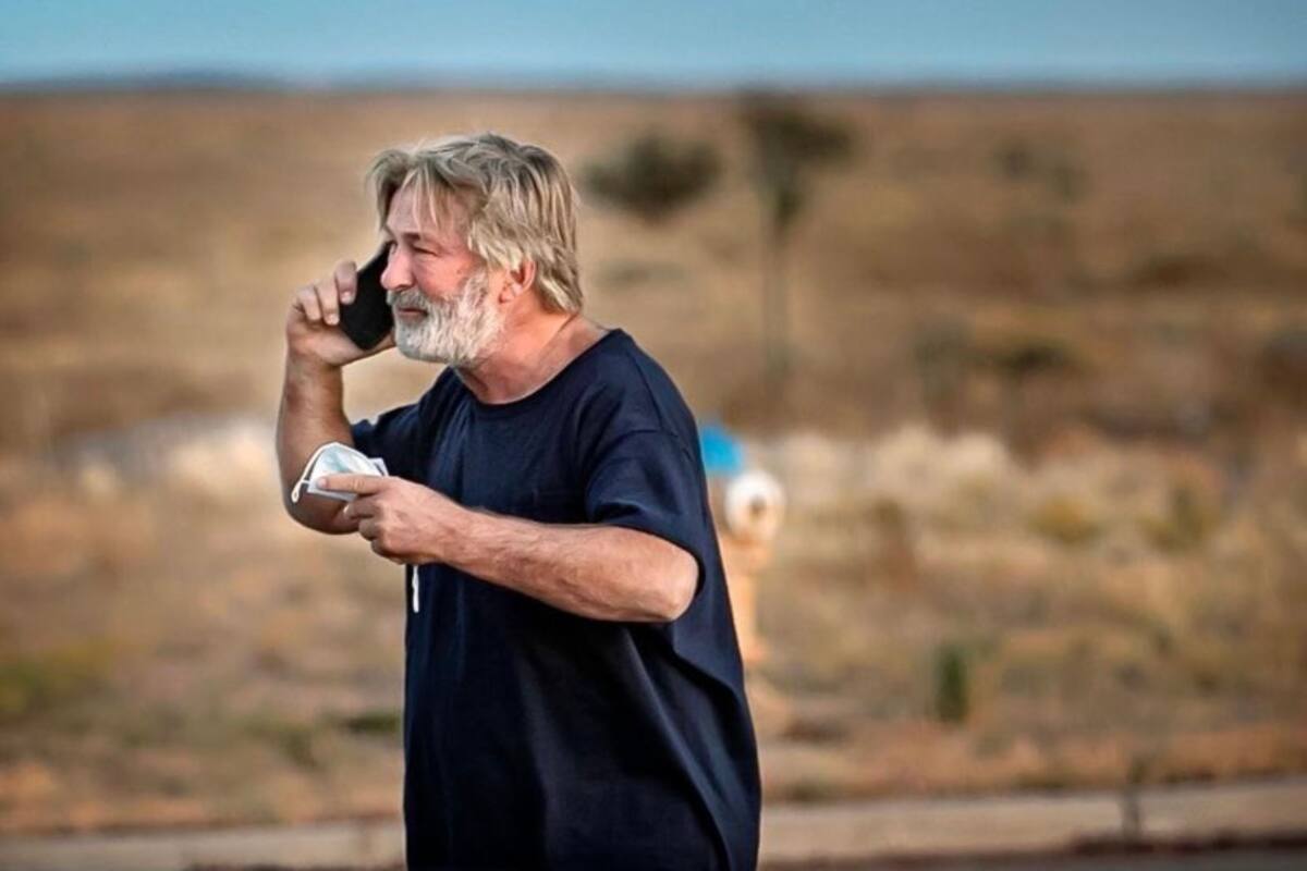 Las autoridades quieren conocer el contenido del teléfono que Alec Baldwin utilizó desde que se desató la tragedia