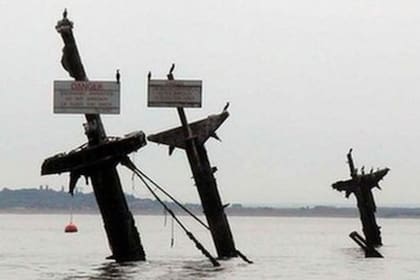 Las autoridades quieren retirar los mástiles, antes de que puedan llegar a deteriorar la base del buque y de este modo provocar un estallido de la carga