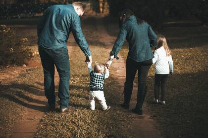 Las autoridades recomiendan asegurarse de tener una carta poder que especifique la persona encargada del cuidado de los hijos en caso de emergencia. (Canva)
