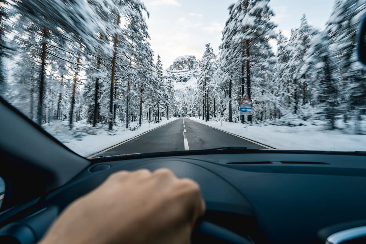 Las autoridades recomiendan reducir la velocidad para evitar accidentes en la época en la que se forma "hielo negro"