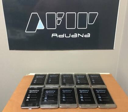 Ya se entregaron 300 celulares que fueron decomisados en la Aduana