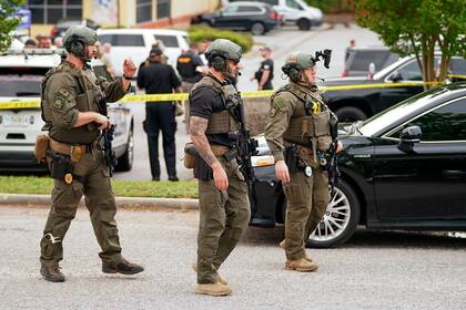 Las autoridades se encuentran en un estacionamiento del centro comercial Columbiana Centre en Columbia, Carolina del Sur, el sábado 16 de abril de 2022 tras un tiroteo. (AP Foto/Sean Rayford)