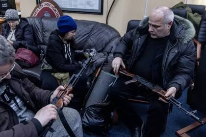 Las autoridades ucranianas han armado a civiles para defender la ciudad