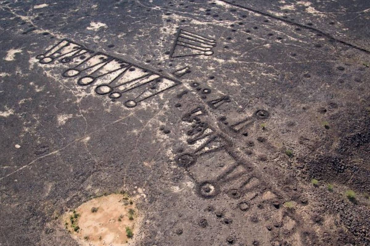 Las avenidas funerarias son una red de caminos que unían oasis en el desierto y que estaban bordeadas por miles de tumbas