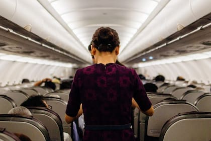Las azafatas sufren durante los vuelos porque los pasajeros no los toman en cuenta