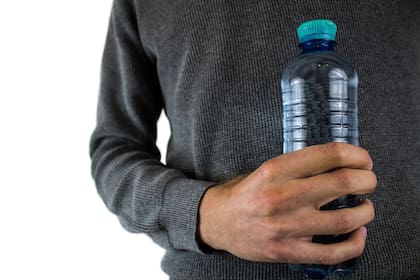 Las bacterias de nuestras manos puede ir a parar a las botellas de las que bebemos (Foto: Pixabay)