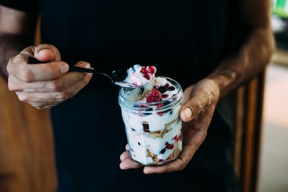 Las bacterias del yogur generan un alimento más digerible y rico, especialmente para los intolerantes a la lactosa