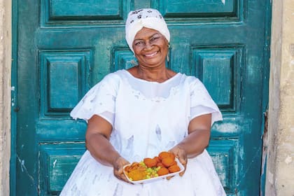 Las bahianas preparan y venden el delicioso acarajé. Este oficio ancestral, transmitido de madre a hija, fue declarado Patrimonio Cultural Inmaterial de Brasil en 2005.