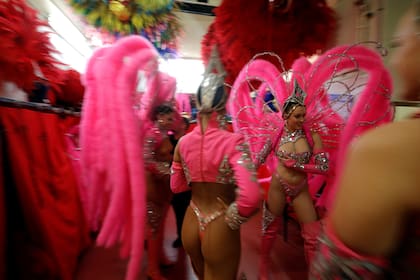 Las bailarinas se apresuran en el backstage