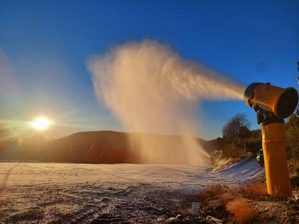 Las bajas temperaturas permiten la fabricación de nieve en el cerro Catedral