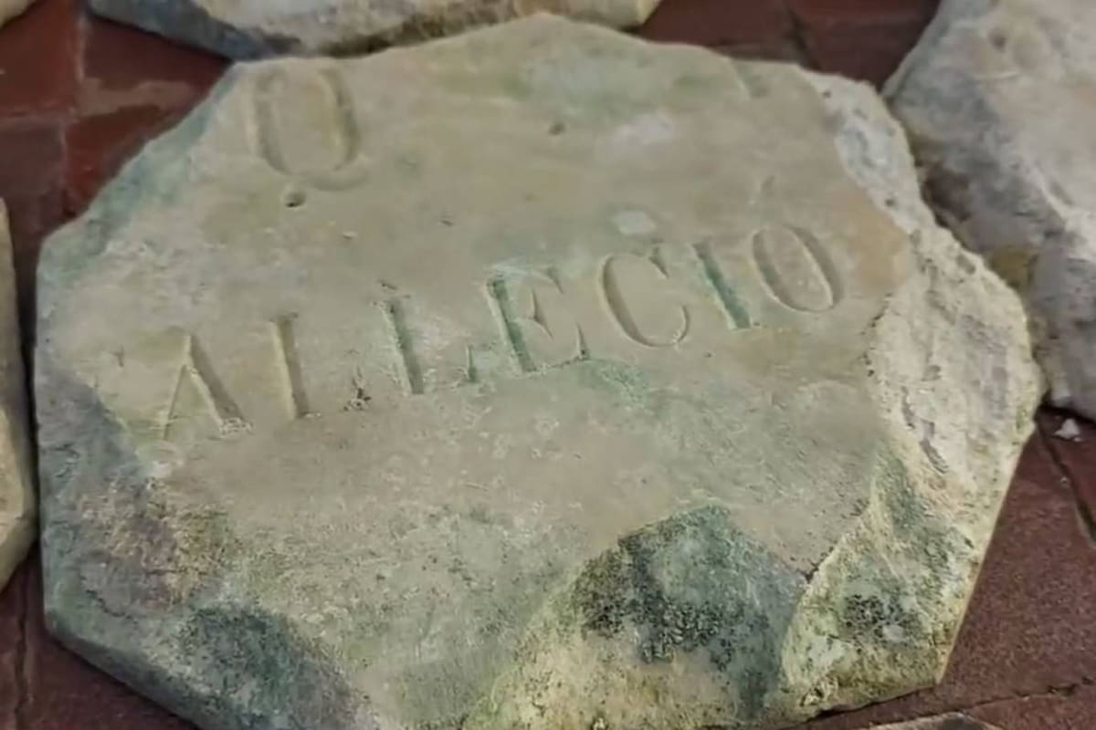 Las baldosas de le vereda que circunda el Museo Histórico Sarmiento fueron elaboradas a partir de lápidas de cementerios, reutilizadas como baldosas