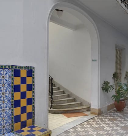 Las baldosas en damero y los bancos en mayólicas adosados a las paredes le dan un aire andaluz.